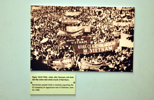 Imagem de protesto do povo romeno exigindo que os EUA parem a sua — Fotografia de Stock