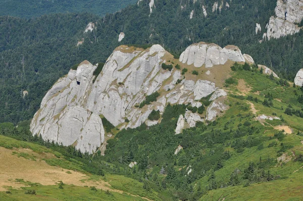 Bella vista sulle montagne, rocce sedimentarie nei Carpazi — Foto Stock