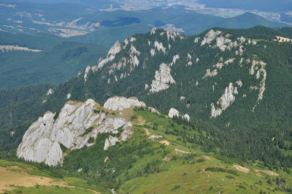 Gyönyörű hegyi kilátás, a Kárpátok üledékes kőzetek — Stock Fotó