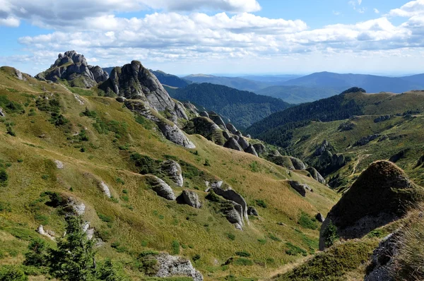 Hermosa vista de la montaña, rocas sedimentarias en los Cárpatos — Foto de Stock