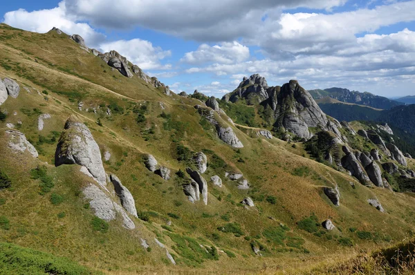 Beautiful mountain vista, sedimentary rocks in the Carpathians — Stock Photo, Image