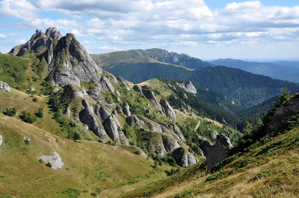 Krásné horské vista, sedimentární horniny v Karpatech — Stock fotografie