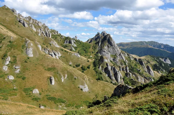Krásné horské vista, sedimentární horniny v Karpatech — Stock fotografie