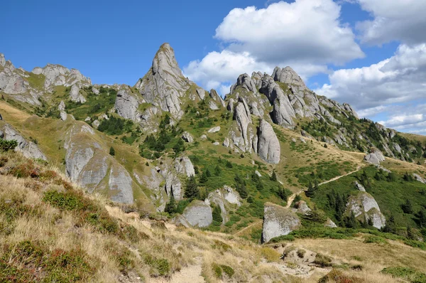 Beautiful mountain vista, sedimentary rocks in the Carpathians — Stock Photo, Image