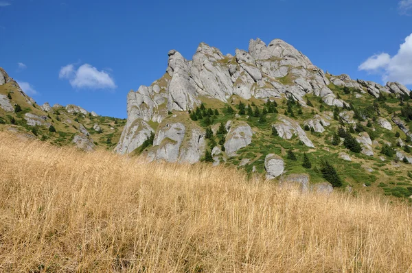 Krásné horské vista, sedimentární horniny v Karpatech — Stock fotografie