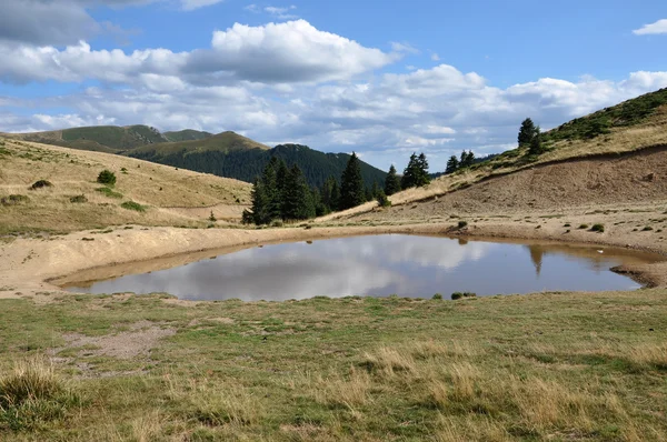 高山上的小湖 — 图库照片