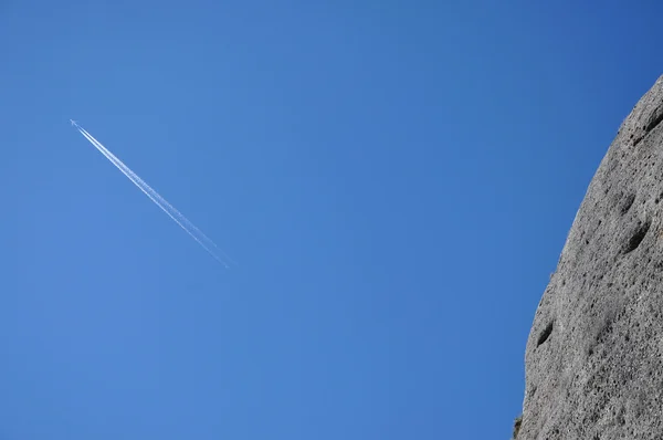 Traccia di aeroplano su cielo blu — Foto Stock