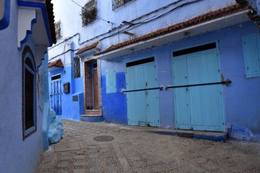 Şef, Fas 'tan. Evler, sokaklar ve mavi ile boyanmış eski Medine merdivenleri. Unesco mirası