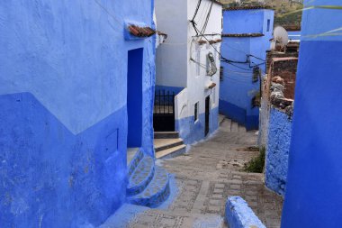 Şef, Fas 'tan. Evler, sokaklar ve mavi ile boyanmış eski Medine merdivenleri. Unesco mirası