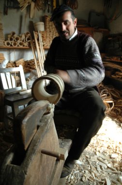 Marangoz ahşap bir alpenhorn handcrafting