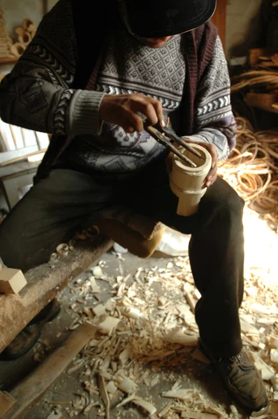 Carpintero artesanal un alpenhorn de madera —  Fotos de Stock