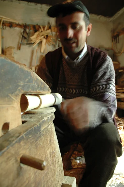 Cieśla, handcrafting drewniane alpenhorn — Zdjęcie stockowe