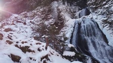 Aşırı soğuk kış boyunca buz saçaklarıyla dağlarda şelale. Rachitele, Romanya
