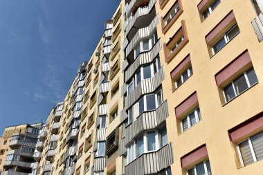 Beton binanın tipik ön cephesi. Sovyet blokları.