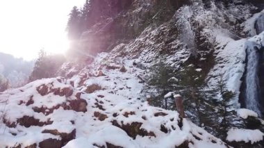 Aşırı soğuk kış boyunca buz saçaklarıyla dağlarda şelale. Rachitele, Romanya