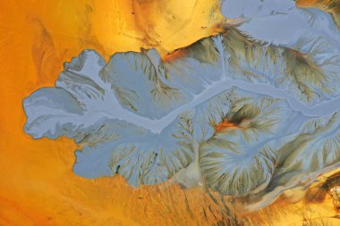 Hava soyut desenli renkli su ve çamur, bakır madeni kimyasalları tarafından insansız hava aracı ile doğa kirliliği.