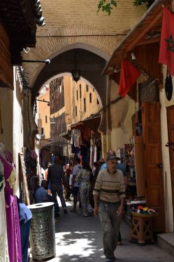 FEZ, MOROCCO - 31 Mayıs 2025: Turistler ve yerel halk dünyanın en büyük medine, Fas pazarında alışveriş yapıyorlar