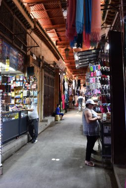 FEZ, MOROCCO - 31 Mayıs 2025: Turistler ve yerel halk dünyanın en büyük medine, Fas pazarında alışveriş yapıyorlar