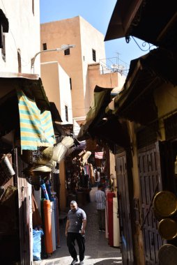 FEZ, MOROCCO - 31 Mayıs 2025: Turistler ve yerel halk dünyanın en büyük medine, Fas pazarında alışveriş yapıyorlar
