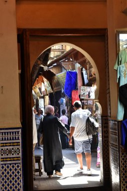 FEZ, MOROCCO - 31 Mayıs 2025: Turistler ve yerel halk dünyanın en büyük medine, Fas pazarında alışveriş yapıyorlar