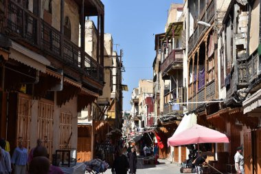 FEZ, MOROCCO - 1 Haziran 2025: Fas 'ın Fez kentinde Yahudi mahallesinden alışveriş yapan turistler ve Faslı insanlar