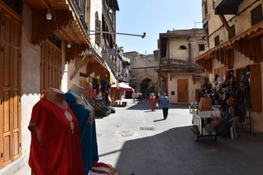 FEZ, MOROCCO - 1 Haziran 2025: Fas 'ın Fez kentinde Yahudi mahallesinden alışveriş yapan turistler ve Faslı insanlar