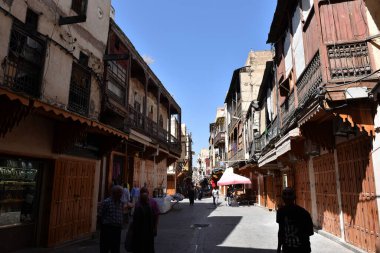 FEZ, MOROCCO - 1 Haziran 2025: Fas 'ın Fez kentinde Yahudi mahallesinden alışveriş yapan turistler ve Faslı insanlar