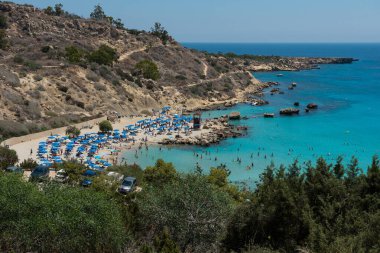 Konnos Bay, Kıbrıs - 15 Haziran 2017: rahatlatıcı banyo ve yaz tatili güneşlenme turistler. Konnos bay beach, Protaras