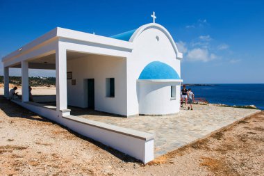 Protaras, Kıbrıs - 15 Haziran 2017: Turist ve Cape Greco, Kıbrıs adasında bulunan Agioi Anargyroi Şapel ziyaret hacılar