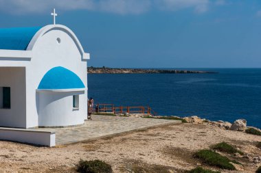 Protaras, Kıbrıs - 15 Haziran 2017: Turist ve Cape Greco, Kıbrıs adasında bulunan Agioi Anargyroi Şapel ziyaret hacılar