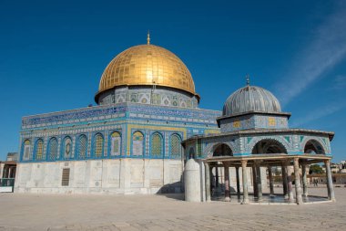 JERUSALEM, ISRAEL - 16 Mayıs 2018: Yahudi olmayan turistler ve Müslümanlar Kubbe of the Rock İslami Camii 'ni ziyaret ediyorlar Eski Kudüs, Filistin Toprakları' ndaki Tapınak Dağı 'nda