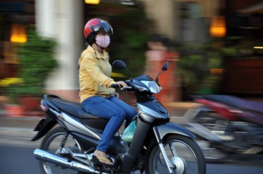 Can THO, VİETNAM - 17 Şubat 2013: Mekong deltasının en büyük şehrinde motosikletli insanlar trafiğin sıklıkla yoğunlaştığı ve havanın kirlendiği yerde