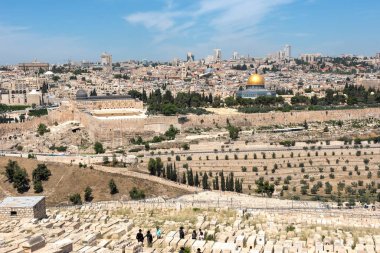 Jerusalem, İsrail - 16 Mayıs 2018: Ortodoks Yahudiler Yahudi mezarlığı mezarlık Mount of Olives ziyaret etti.