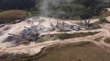 Taş ocağının hava görüntüsü taşıma bandı sistemi çalışıyor, taş çene ezici fabrikası
