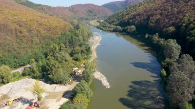 Kum ve çakıl kazan kazma kazma kazma kazma kazma kazma hava manzarası drone ile nehirden kürek