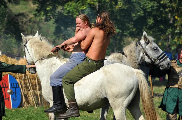 Demonstração equestre em trajes tradicionais — Fotografia de Stock