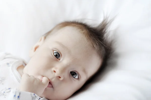Portret van een triest babymeisje — Stockfoto