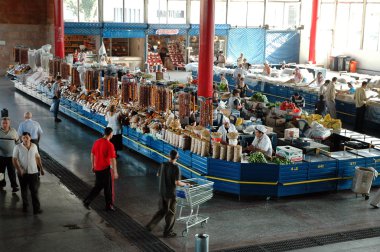 Kuruyemiş, tatlılar, Turşu sebze ve çarşı içinde baharatlar
