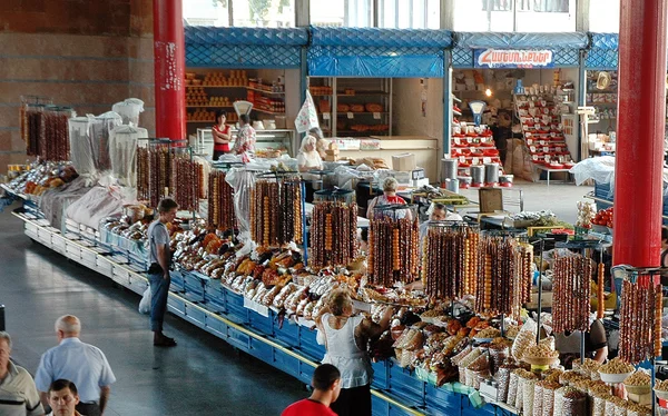 Szárított gyümölcsök, édességek, pácolt zöldségek és fűszerek a bazárban — Stock Fotó