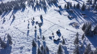 Dağ köyünün hava manzaralı insansız hava aracı görüntüsü