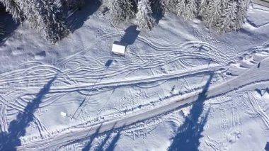 Karda kayak izlerinin havadan görüntüsü