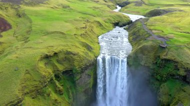 Nefes kesici Skogafoss şelalesinin, İzlanda 'nın yavaş çekim görüntüsü