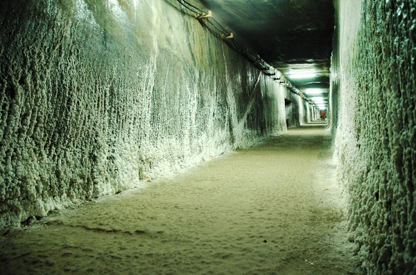 Underjordiskt galleri i en salt gruva — Stockfoto