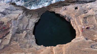 Yunanistan 'ın Thassos adasında, deniz kenarındaki doğal havuz olan Giola lagününün havadaki yavaş çekim görüntüsünün üzerinde