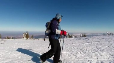 Karda trekking bir kadınla kış manzarası