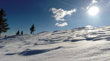 Karda trekking bir kadınla kış manzarası