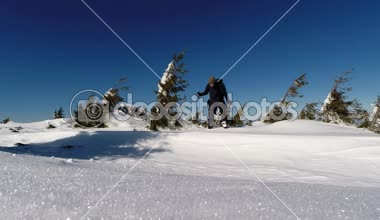Kış trekking adam karda