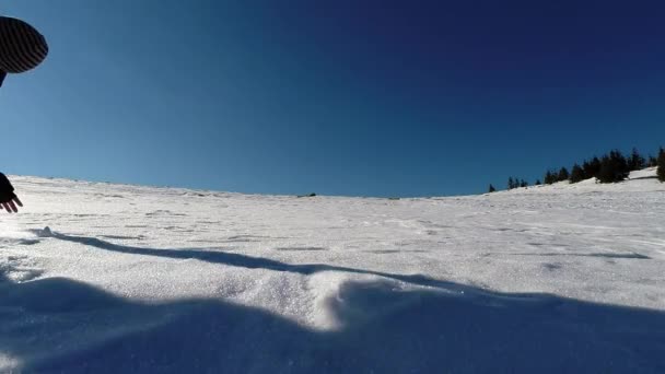 Zeitlupe eines Typen, der einen Salto im Schnee dreht. Taumelnde Männer haben im Winter Spaß im Schnee — Stockvideo