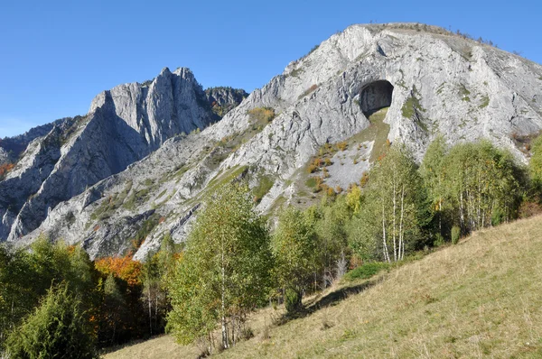 Montanha calcária com uma grande entrada de caverna — Fotografia de Stock