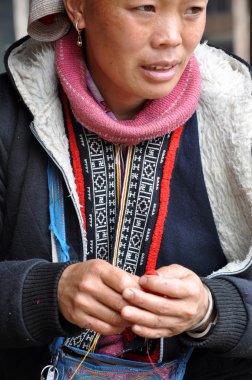 Kırmızı Dao (Yılmaz, Dzao) Çin azınlık kadında geleneksel giydiriyoruz